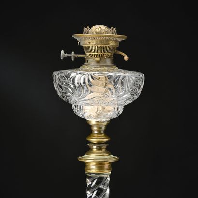 BACCARAT 
Lampe à pétrole en cristal torsadé...