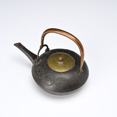 Japon, XXe siècle,
Théière tetsubin, à décor...