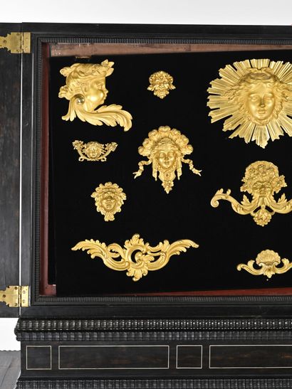 Importante paire de cabinets à profil trapézoïdal,...