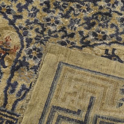 Chine, époque Qing, 
Important tapis en laine...