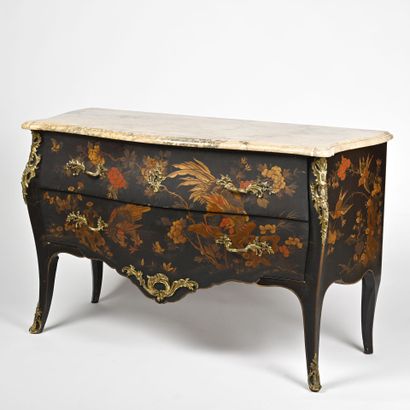 Commode galbée en laque noir et doré a l'imitation...