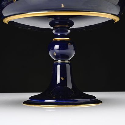 SEVRES 
Coupe sur pied en porcelaine à fond...