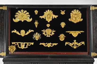 Importante paire de cabinets à profil trapézoïdal,...