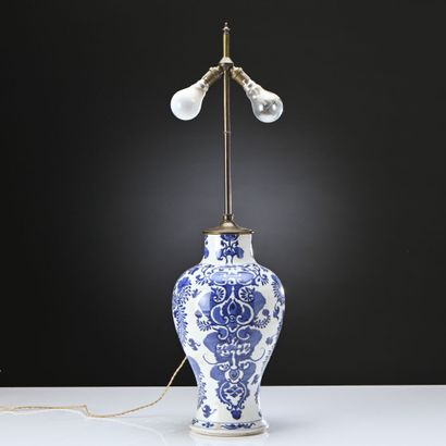 Chine XVIIIe siècle, 
Vase balustre en porcelaine...