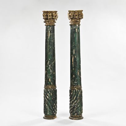 Paire de colonnes en bois laqué mouluré et...