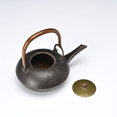 Japon, XXe siècle,
Théière tetsubin, à décor...