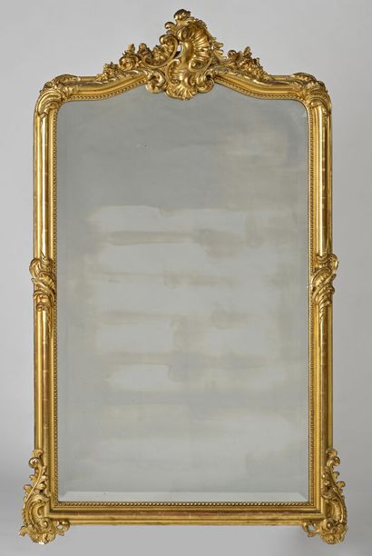 Miroir en bois et stuc dorré de style Louis...