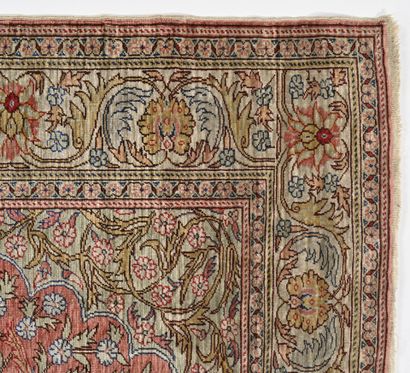 Iran, Tapis fond en laine et soie à motif...