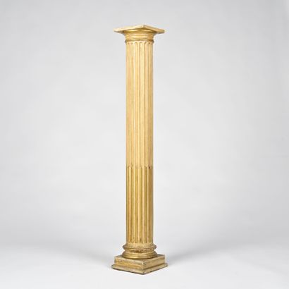 Paire de colonnes en bois laqué cannelé et...