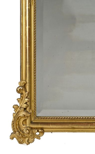 Miroir en bois et stuc dorré de style Louis...