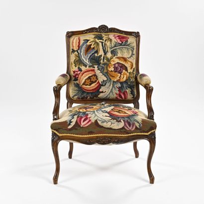 Suite de quatre fauteuils à dossier plat,...