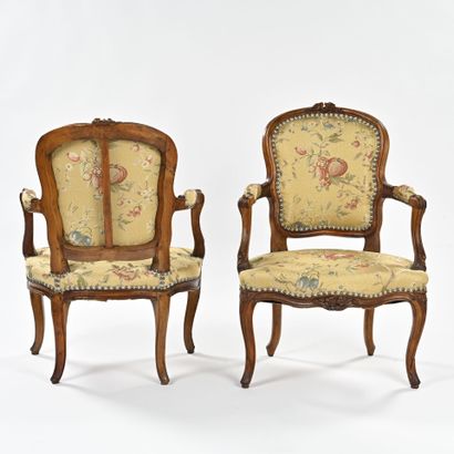 Paire de fauteuils en bois naturel mouluré...