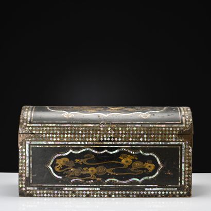 Japon période Edo , Coffret bombé, en bois...
