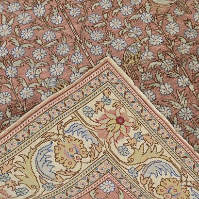 Iran, Tapis fond en laine et soie à motif...