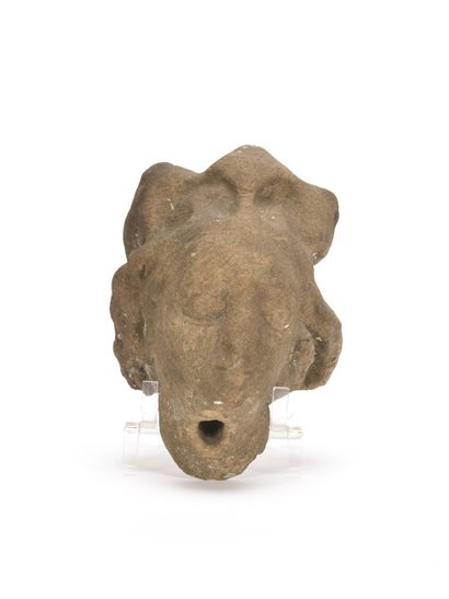 Tête de femme en pierre calcaire sculpté...