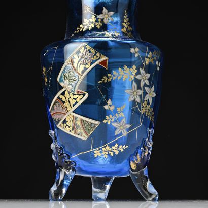 Paire de vases en verre teinté bleu et émail...