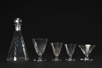Service de verres en cristal taillé avec...