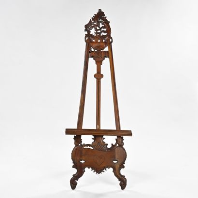 Chevalet en noyer mouluré sculpté 
Fin 19eme...