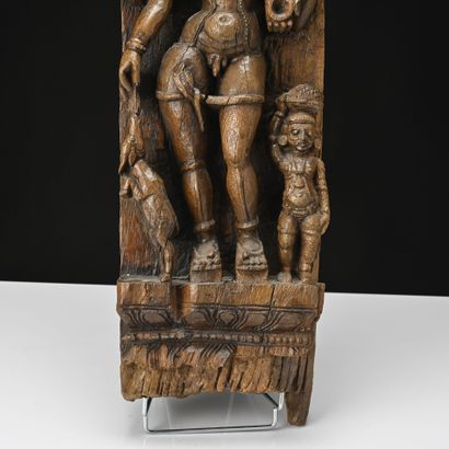 Inde, bois de char figurant : Ardhanarishvara,...
