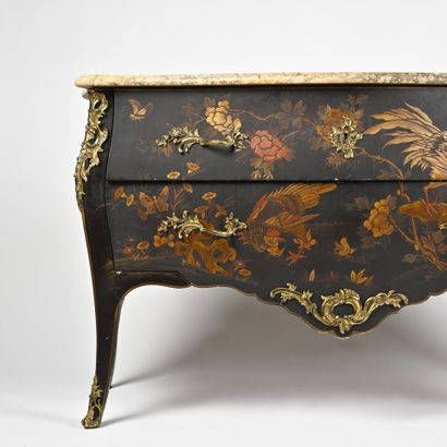 Commode galbée en laque noir et doré a l'imitation...