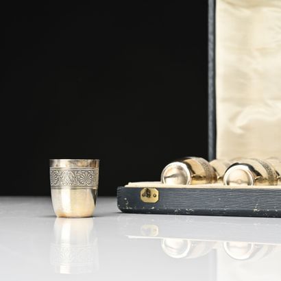 Douze goblelets à liqueur en vermeil et argent...