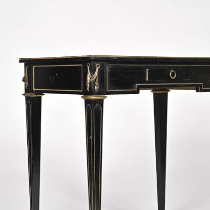 Bureau de dame en laque noir et garniture...