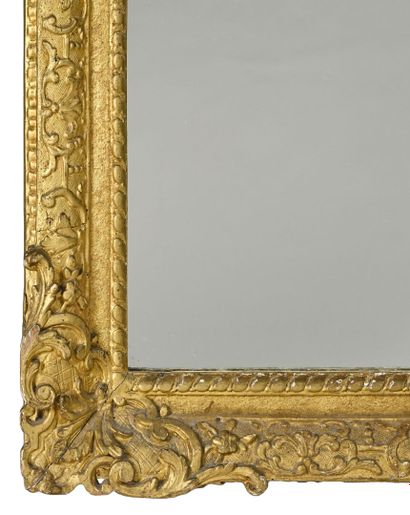 Grand miroir en bois et stuc doré, fronton...