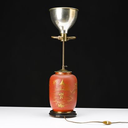 Lampe formé d'un vase à décor laqué rouge...