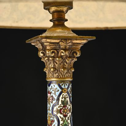 Lampe en bronze cloisonné en forme de colonne...