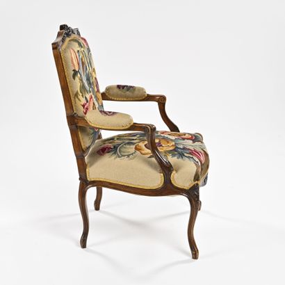 Suite de quatre fauteuils à dossier plat,...