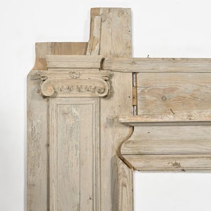 Encadrement de porte en bois laqué et sculpté,...