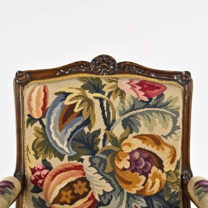 Suite de quatre fauteuils à dossier plat,...