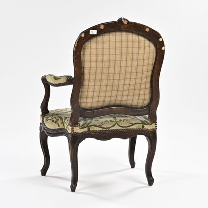 NOGARET à Lyon,
Fauteuil en noyer mouluré...