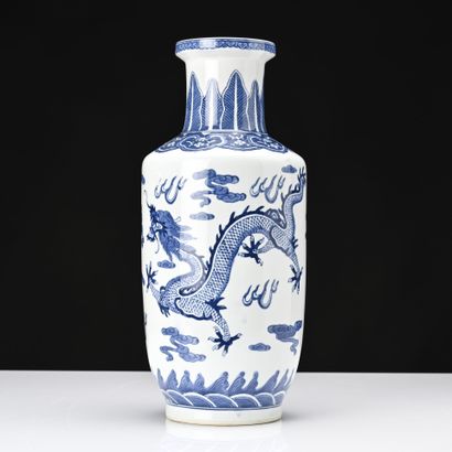 Chine, travail moderne, 
Vase balustre en...