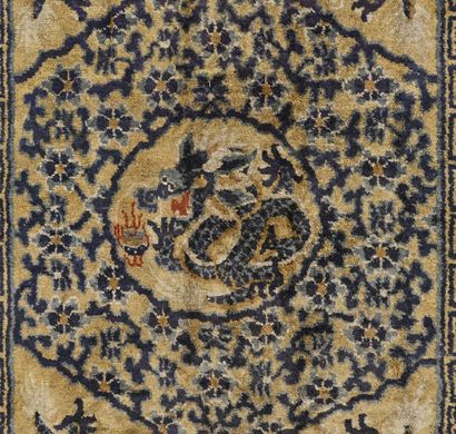 Chine, époque Qing, 
Important tapis en laine...
