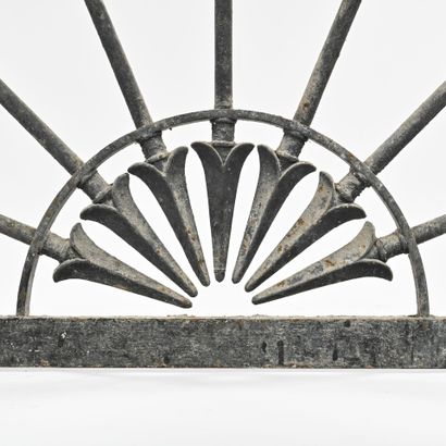 Grille semi-circulaire en fer forgé à décor...