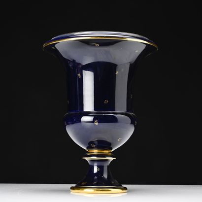 SEVRES 
Paire de vases medicis en porcelaine...