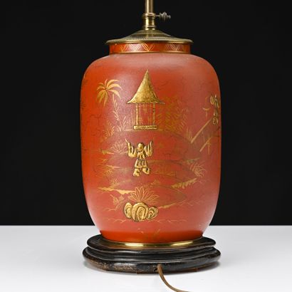 Lampe formé d'un vase à décor laqué rouge...