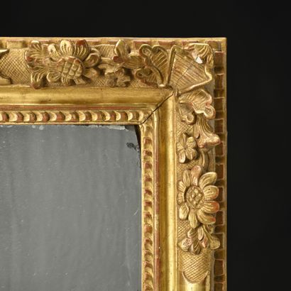 Miroir en bois doré et sculpté 
Epoque Louis...