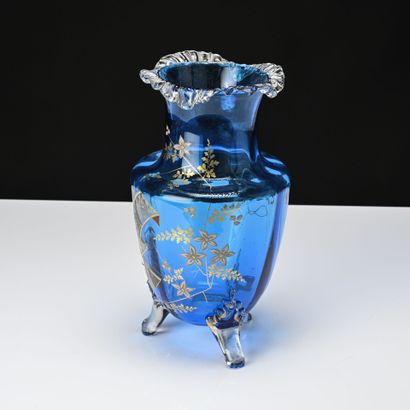 Paire de vases en verre teinté bleu et émail...