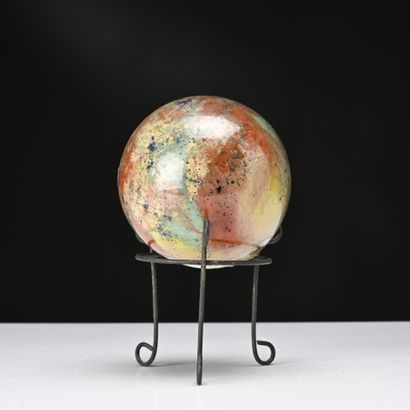 Trois boules porte-perruque en verre soufflé...