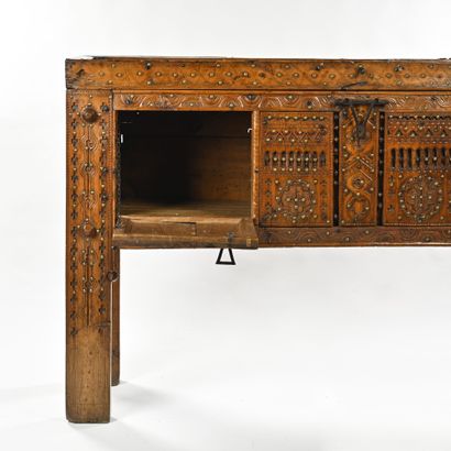 Coffre rectangulaire en bois d'Alep reposant...