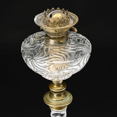 BACCARAT 
Lampe à pétrole en cristal torsadé...