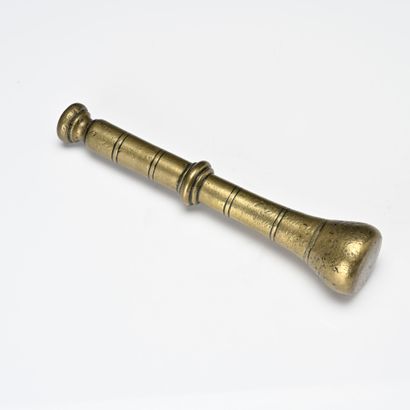 Mortier à oreilles en bronze et son pilon...