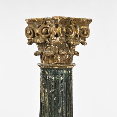 Paire de colonnes en bois laqué mouluré et...