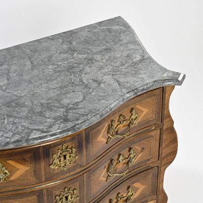 Commode Mazarine marquetée de losange en...