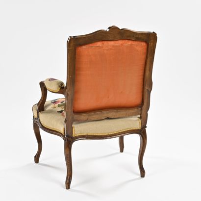 Suite de quatre fauteuils à dossier plat,...