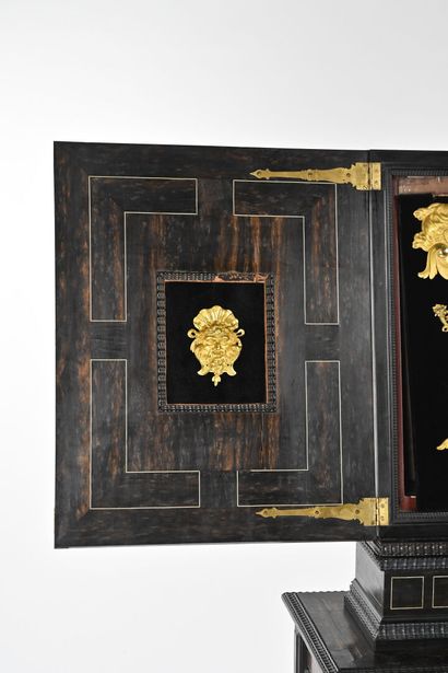 Importante paire de cabinets à profil trapézoïdal,...