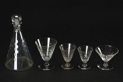 Service de verres en cristal taillé avec...