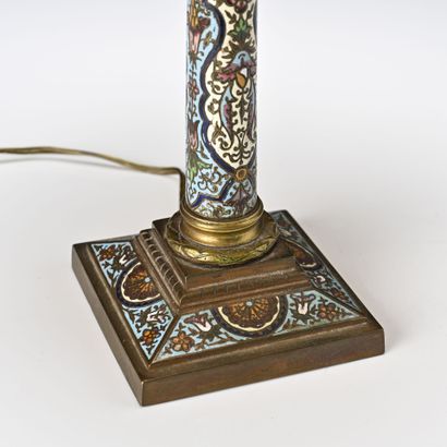Lampe en bronze cloisonné en forme de colonne...